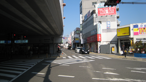 阪急曽根駅前の道路です